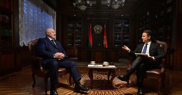 25 июля президент Беларуси дал интервью американскому журналу Time. Однако до 8 августа ни название СМИ, ни имя интервьюера – им был корреспондент издания Саймон Шустер – не раскрывались по просьбе самого журнала.Журналист и писатель Саймон Шустер известен как автор двух книг о Владимире Зеленском, ему запрещен въезд в Россию. Чтобы попасть в Беларусь, он пять часов простоял на литовской границе.Александр Лукашенко рассказал как вел переговоры с США, почему президенту США Дональду Трампу было бы полезно с ним встретиться и как может выглядеть встреча Путина, Трампа и Зеленского.Он также заявил, что никто не знал, что армия России зайдет на Украину из Беларуси, объяснил ценность Беларуси для России, назвал операцию ВСУ в Курской области ошибкой. А также высказался о возможности применения ядерного оружия, о следующих президентских выборах и о ситуации вокруг Сувалкского коридора. 25 июля президент Беларуси дал интервью американскому журналу Time. Однако до 8 августа ни название СМИ, ни имя интервьюера – им был корреспондент издания Саймон Шустер – не раскрывались по просьбе самого журнала.Журналист и писатель Саймон Шустер известен как автор двух книг о Владимире Зеленском, ему запрещен въезд в Россию. Чтобы попасть в Беларусь, он пять часов простоял на литовской границе.Александр Лукашенко рассказал как вел переговоры с США, почему президенту США Дональду Трампу было бы полезно с ним встретиться и как может выглядеть встреча Путина, Трампа и Зеленского.Он также заявил, что никто не знал, что армия России зайдет на Украину из Беларуси, объяснил ценность Беларуси для России, назвал операцию ВСУ в Курской области ошибкой. А также высказался о возможности применения ядерного оружия, о следующих президентских выборах и о ситуации вокруг Сувалкского коридора. - Sputnik Беларусь