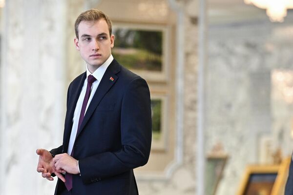 У адным з інтэрв’ю Аляксандр Лукашэнка адзначыў, што яго сын валодае рознымі здольнасцямі – "музыкант добры, спартсмен і гэтак далей".Пра будучыню ж, якую жадае свайму сыну, сказаў так:"Я хачу, каб у яго была мірная будучыня. Як і ўсім беларусам, расіянам, усім добрым людзям вакол. Я хачу, каб быў толькі мір". У адным з інтэрв’ю Аляксандр Лукашэнка адзначыў, што яго сын валодае рознымі здольнасцямі – "музыкант добры, спартсмен і гэтак далей".Пра будучыню ж, якую жадае свайму сыну, сказаў так:"Я хачу, каб у яго была мірная будучыня. Як і ўсім беларусам, расіянам, усім добрым людзям вакол. Я хачу, каб быў толькі мір". - Sputnik Беларусь
