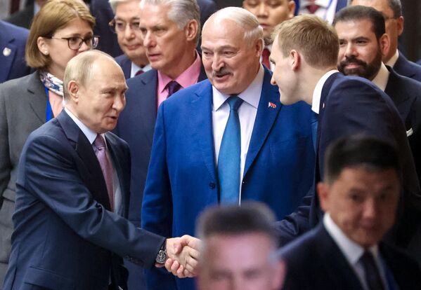26 чэрвеня 2025 года за руку вітаўся з прэзідэнтам Расіі Уладзімірам Пуціным перад пачаткам пленарнага пасяджэння IV Еўразійскага эканамічнага форуму ў Мінску. 26 чэрвеня 2025 года за руку вітаўся з прэзідэнтам Расіі Уладзімірам Пуціным перад пачаткам пленарнага пасяджэння IV Еўразійскага эканамічнага форуму ў Мінску. - Sputnik Беларусь