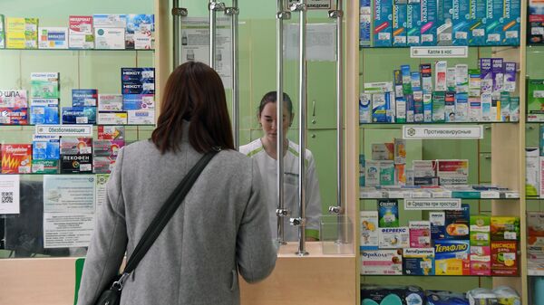 Покупатель в государственной аптеке - Sputnik Беларусь