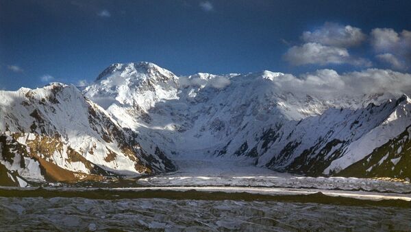 Пик Победы (7439 м). Ледник Звездочка. Архивное фото - Sputnik Беларусь