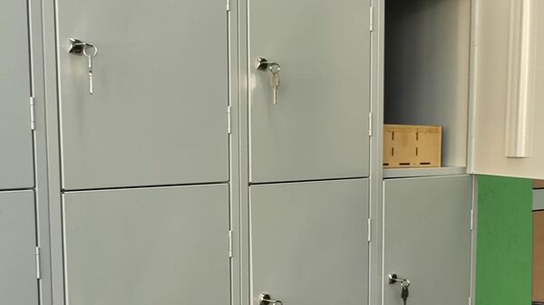 За парту без гаджетов: куда будут прятать смартфоны школьников (видео) - Sputnik Беларусь