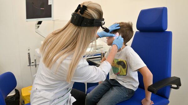 Посетитель на осмотре у оториноларинголога - Sputnik Беларусь