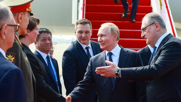 Сустракалі ўрачыста: Пуцін прыбыў з чатырохдзённым візітам у Кітай – відэа - Sputnik Беларусь