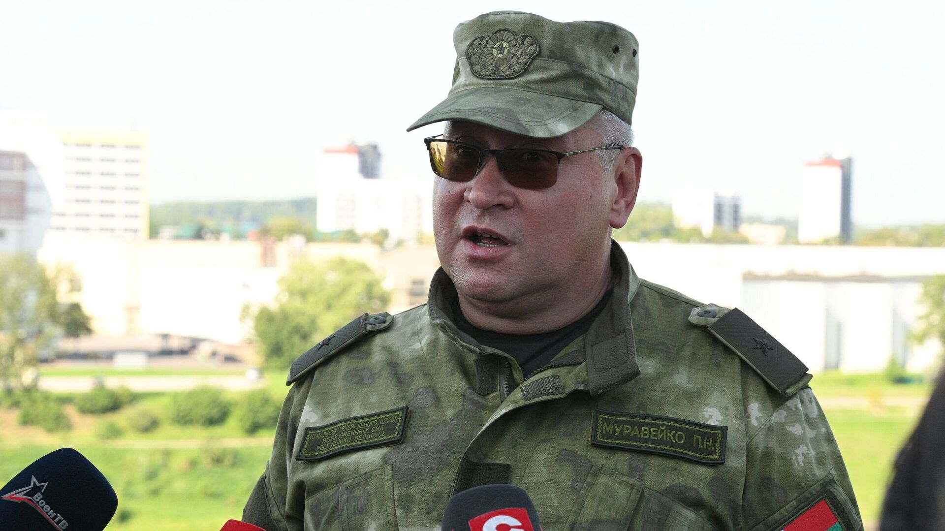 Муравейко: глобальных проблем в белорусской армии нет