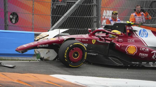 Пилот Феррари Льюис Хэмилтон врезался в отбойник на Гран-при Нидерландов Формулы-1 в Зандворте - Sputnik Беларусь