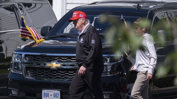 Дональд Трамп со своим внуком - Sputnik Беларусь