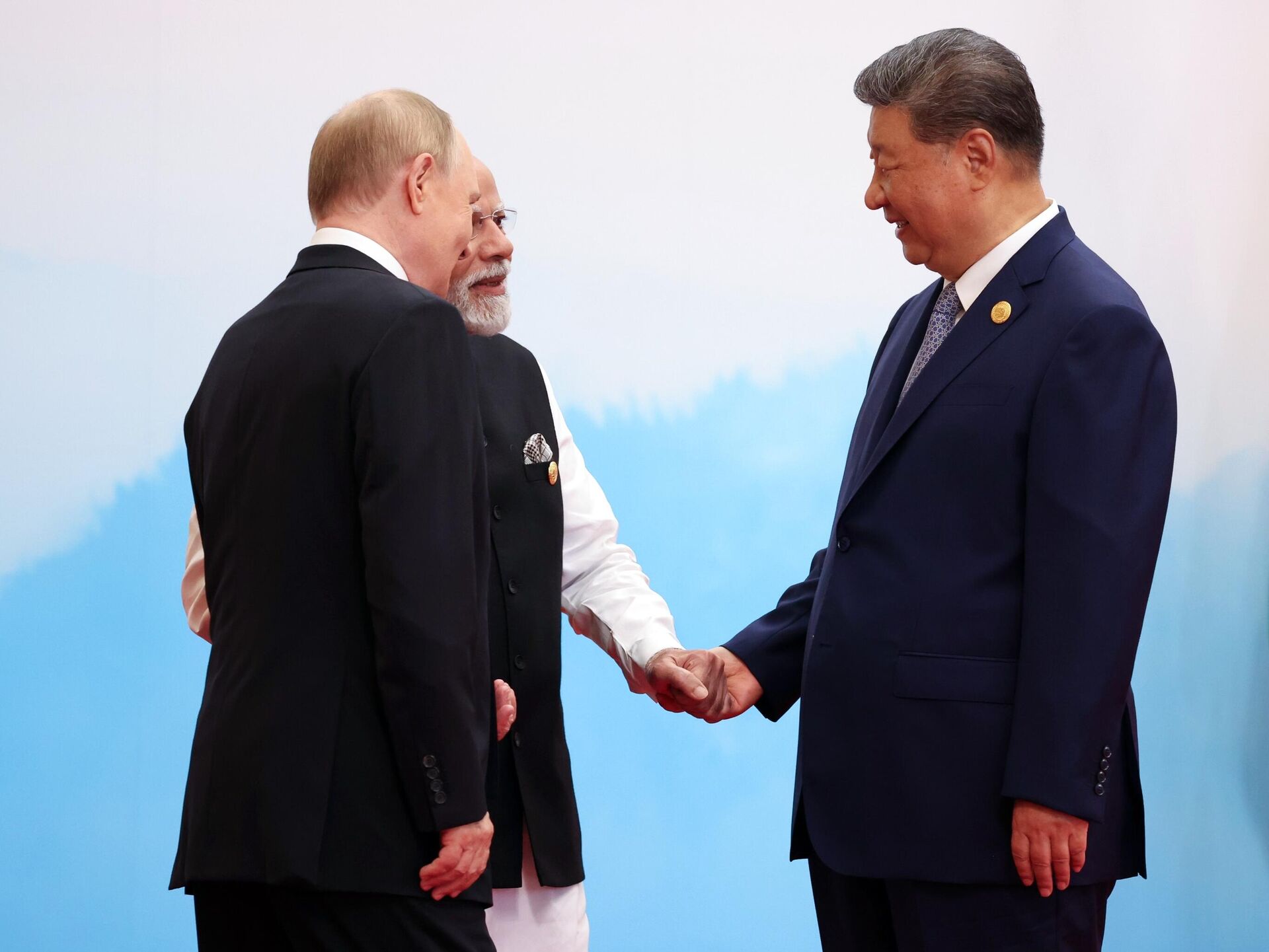 Президент РФ Владимир Путин, премьер-министр Индии Нарендра Моди и председатель Китайской Народной Республики (КНР) Си Цзиньпин - Sputnik Беларусь, 1920, 04.09.2025