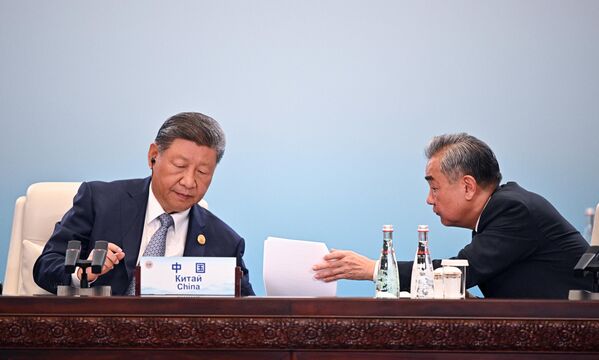 Старшыня КНР Сі Цзіньпін і міністр замежных спраў Кітая Ван І (справа) на пасяджэнні Савета кіраўнікоў дзяржаў-членаў ШАС у Цяньцзіні. - Sputnik Беларусь