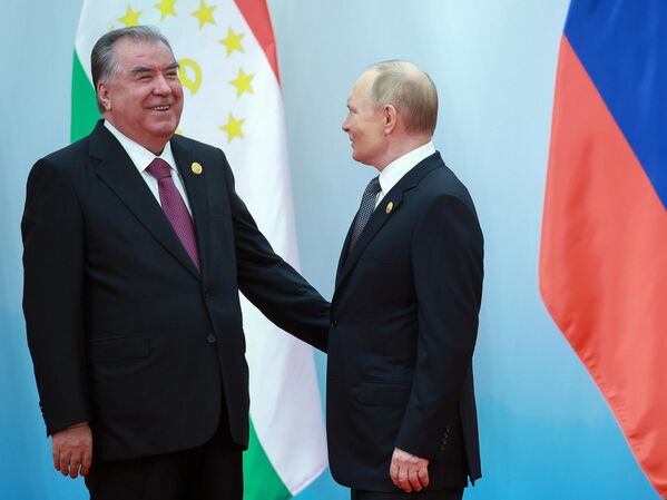 Прэзідэнт РФ Уладзімір Пуцін і прэзідэнт Таджыкістана Эмамалі Рахмон (злева) на цырымоніі сумеснага фатаграфавання кіраўнікоў дэлегацый. - Sputnik Беларусь