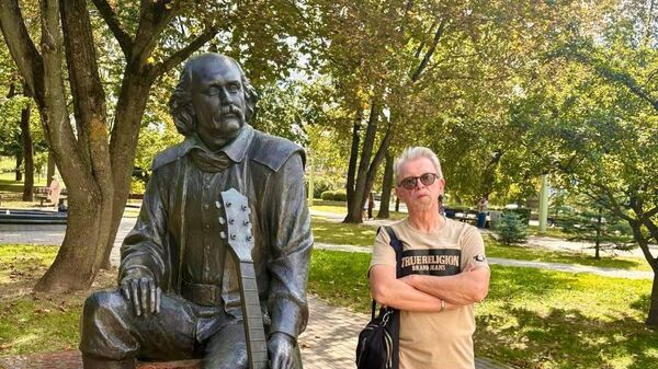 Саліст Песняроў Анатоль Кашапараў у Мінску ля помніка заснавальніку ансамбля Уладзіміру Мулявіну - Sputnik Беларусь