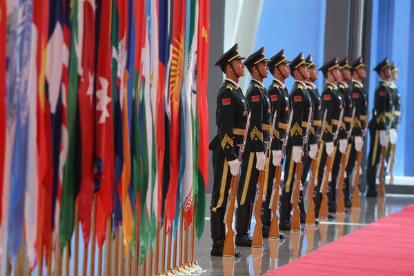 1 верасня 2025. Ганаровая варта на цырымоніі афіцыйнай сустрэчы старшынёй КНР Сі Цзіньпінам кіраўнікоў дэлегацый-удзельнікаў пасяджэння Савета кіраўнікоў дзяржаў-членаў ШАС у Цяньцзіні. - Sputnik Беларусь