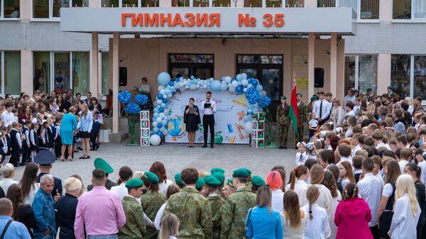 З кветкамі і першым званком: у мінскіх школах і гімназіях прайшлі лінейкі – відэа - Sputnik Беларусь