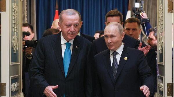 Президент Турции Реджеп Тайип Эрдоган и президент России Владимир Путин во время встречи на саммите ШОС в Китае - Sputnik Беларусь