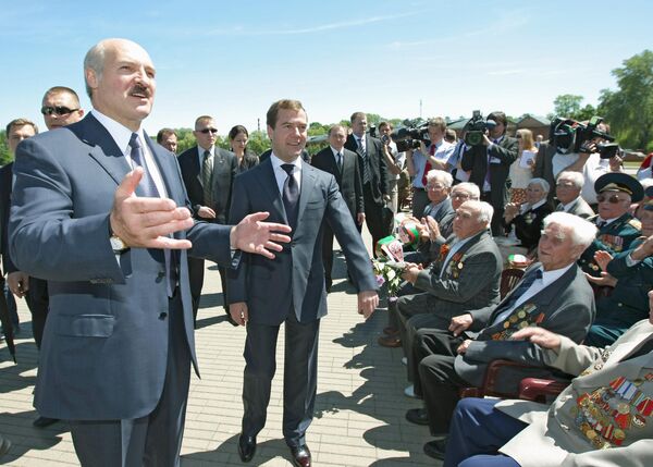 Несколько месяцев спустя, 22 июня 2008 года, Медведев уже в качестве президента Российской Федерации приехал в Брест – это был его первый зарубежный визит после избрания на должность главы государства. Александр Лукашенко и Дмитрий Медведев осмотрели Брестскую крепость, пообщались с российскими и белорусскими ветеранами Великой Отечественной войны (на фото), посетили Свято-Николаевский гарнизонный собор в Бресте, а также провели переговоры – по итогами которых дали пресс-конференцию. - Sputnik Беларусь