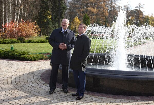 А уже 25 октября Медведев и Лукашенко встретились в подмосковном замке Майендорф. Их общение в формате &quot;один на один&quot; продолжалось более трех часов. Как писали СМИ, в числе приоритетных тем той встречи был мировой финансовый кризис, обсудили также сотрудничество Беларуси и России в области внешней политики и координацию действий на международной арене. - Sputnik Беларусь