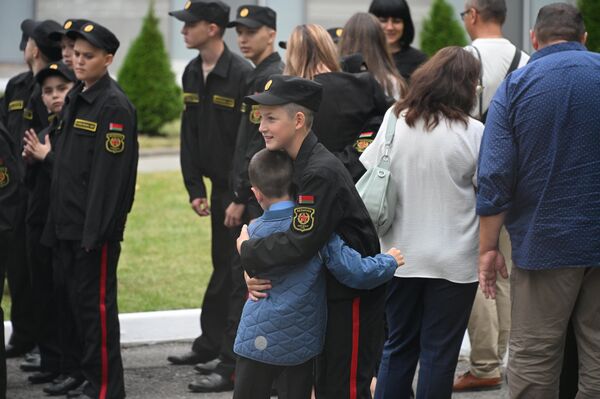 Более 100 юношей получили алые погоны в МСВУ Более 100 юношей получили алые погоны в МСВУ - Sputnik Беларусь