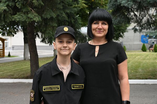 Инна Томчик рада за решение сына Константина стать курсантом суворовского училища Инна Томчик рада за решение сына Константина стать курсантом суворовского училища - Sputnik Беларусь