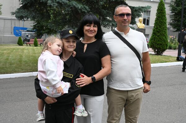 Семья Константина Томчика на плацу суворовского училища Семья Константина Томчика на плацу суворовского училища - Sputnik Беларусь