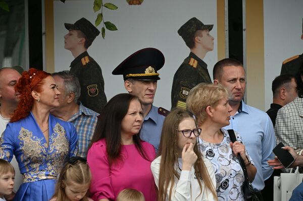 Более 100 юношей получили алые погоны в МСВУ Более 100 юношей получили алые погоны в МСВУ - Sputnik Беларусь