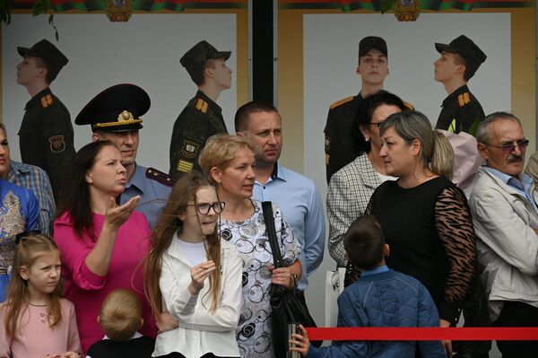 Более 100 юношей получили алые погоны в МСВУ Более 100 юношей получили алые погоны в МСВУ - Sputnik Беларусь