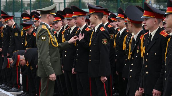 Более 100 юношей получили алые погоны в МСВУ - Sputnik Беларусь