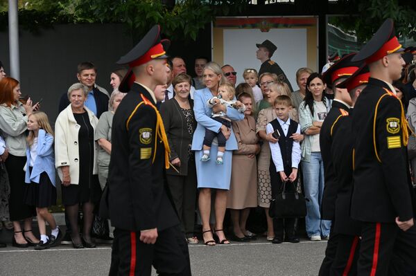 Более 100 юношей получили алые погоны в МСВУ Более 100 юношей получили алые погоны в МСВУ - Sputnik Беларусь