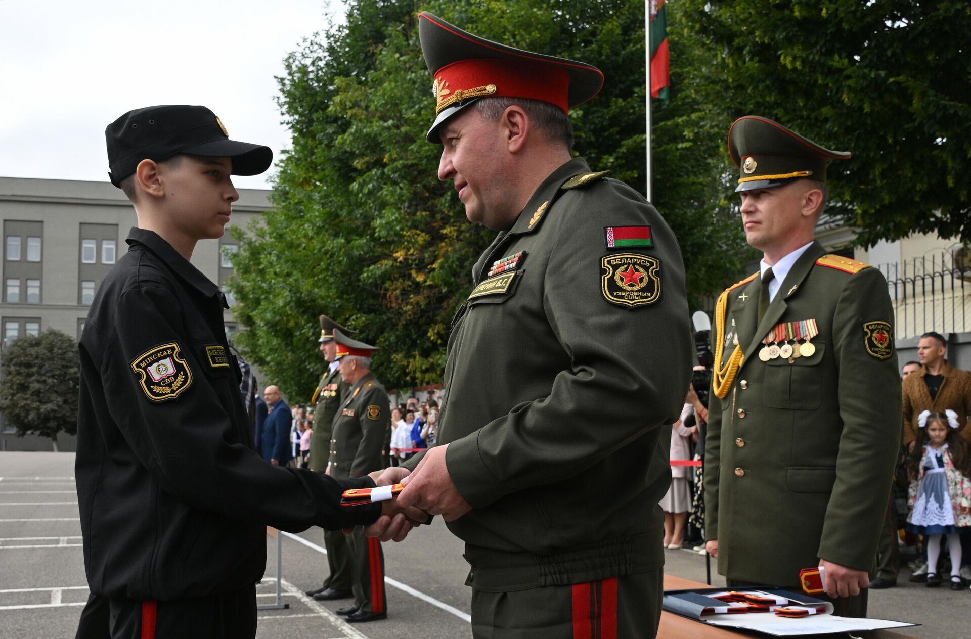 Министр обороны Республики Беларусь Виктор Хренин (в центре) выдает погоны курсанту во время торжественной линейки, посвященной началу учебного года, в Минском суворовском военном училище Министр обороны Республики Беларусь Виктор Хренин (в центре) выдает погоны курсанту во время торжественной линейки, посвященной началу учебного года, в Минском суворовском военном училище - Sputnik Беларусь, 1920, 01.09.2025