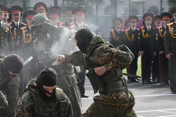 Старшекурсники Минского суворовского училища провели показательное выступление Старшекурсники Минского суворовского училища провели показательное выступление - Sputnik Беларусь