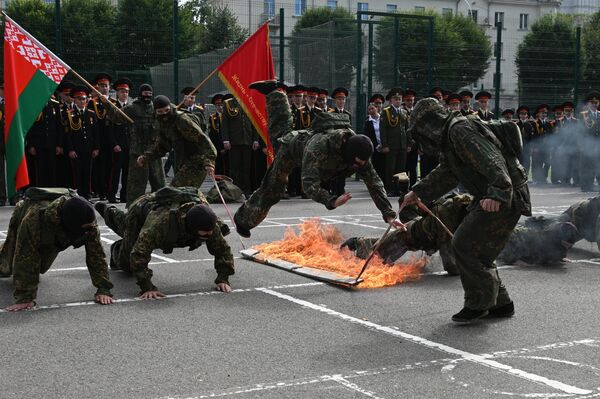 Старшекурсники Минского суворовского училища провели показательное выступление Старшекурсники Минского суворовского училища провели показательное выступление - Sputnik Беларусь