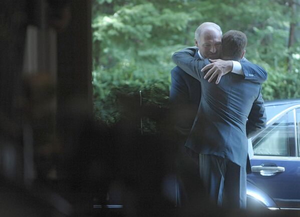 Ответный визит не заставил себя долго ждать: 19 августа Дмитрий Медведев принимал Александра Лукашенко в сочинской резиденции &quot;Бочаров ручей&quot;.Главной политической новостью того лета был конфликт в Южной Осетии и Абхазии, завершившийся признанием Россией двух новых независимых государств. Белорусский лидер отметил &quot;тихую, спокойную&quot; реакцию Москвы в грузино-осетинском конфликте.Сообщалось, что президенты договорились о подписании соглашения о единой системе ПВО (хотя больше всего тогда СМИ ждали решения по цене на газ для Беларуси). - Sputnik Беларусь