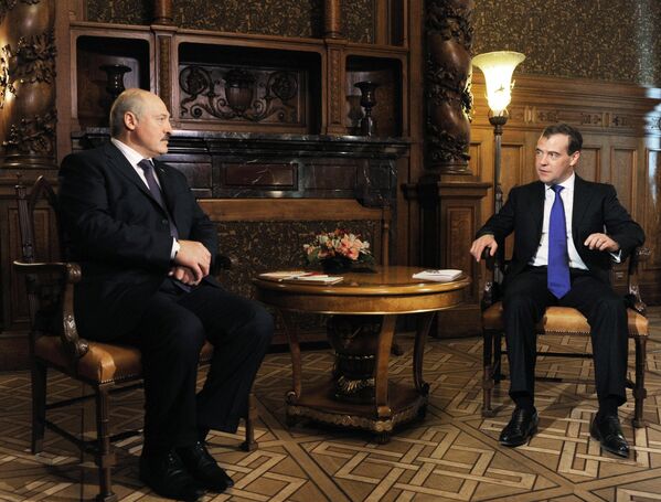 8 мая 2012 года Дмитрий Медведев вступил в должность премьер-министра Российской Федерации – и уже 15 мая провел встречу с белорусским президентом уже в новой должности – она прошла в Доме приемов правительства РФ на Воздвиженке. Как подчеркнул сам Медведев, это была его первая встреча в качестве председателя правительства с главой дружественного государства. - Sputnik Беларусь
