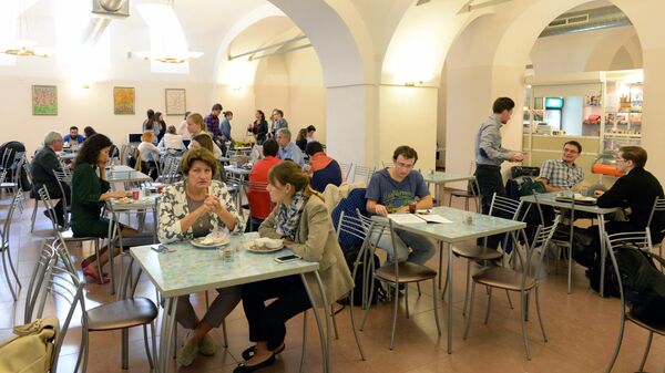 Студенты в столовой - Sputnik Беларусь