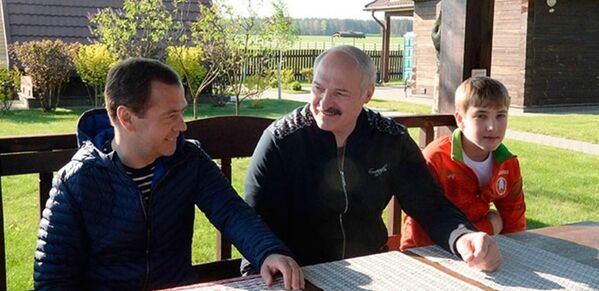 12 мая 2016 Медведев приехал в Могилев, где поучаствовал в заседании союзного Совмина, а после провел неформальную встречу с Александром Лукашенко в Александрии. Она продолжалась три часа, успели и двусторонние отношения обсудить, и международную повестку дня, и региональную проблематику, и натуральным березовым соком угоститься, и сфотографироваться  на память возле родного дома белорусского лидера, и на Трофимовой кринице побывать. На встрече также присутствовал сын Лукашенко Николай. - Sputnik Беларусь