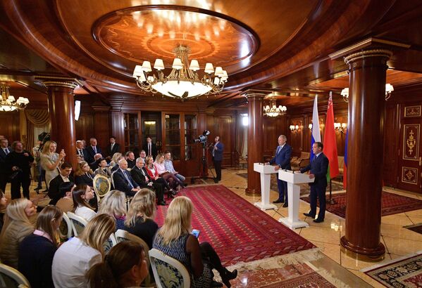 19 ноября 2019 года в Горках премьер-министры Беларуси и России Сергей Румас и Дмитрий Медведев провели семичасовые переговоры по интеграции (на фото – во время заявления для прессы по итогам переговоров). Удалось согласовать значительную часть дорожных карт, а это более 20 из 31, они готовы к подписанию. Однако нерешенные вопросы все же остались, в том числе и в сфере энергетики, признали премьеры.  - Sputnik Беларусь