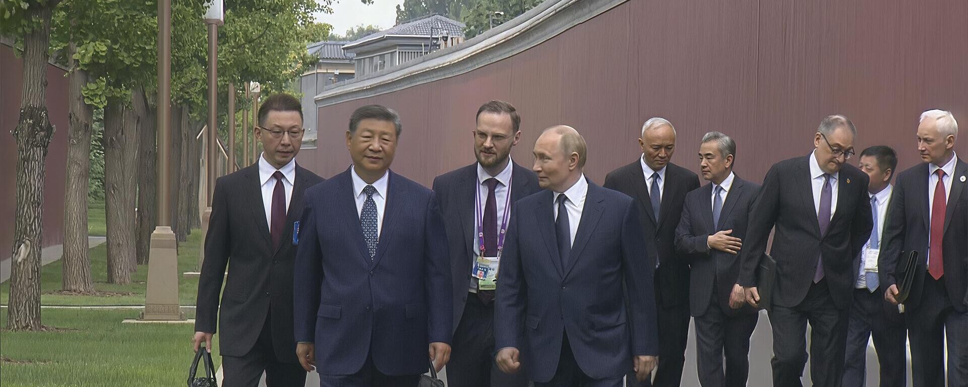 Пуцін і Сі Цзіньпін прагуляліся па рэзідэнцыі лідара КНР – відэа - Sputnik Беларусь, 1920, 02.09.2025