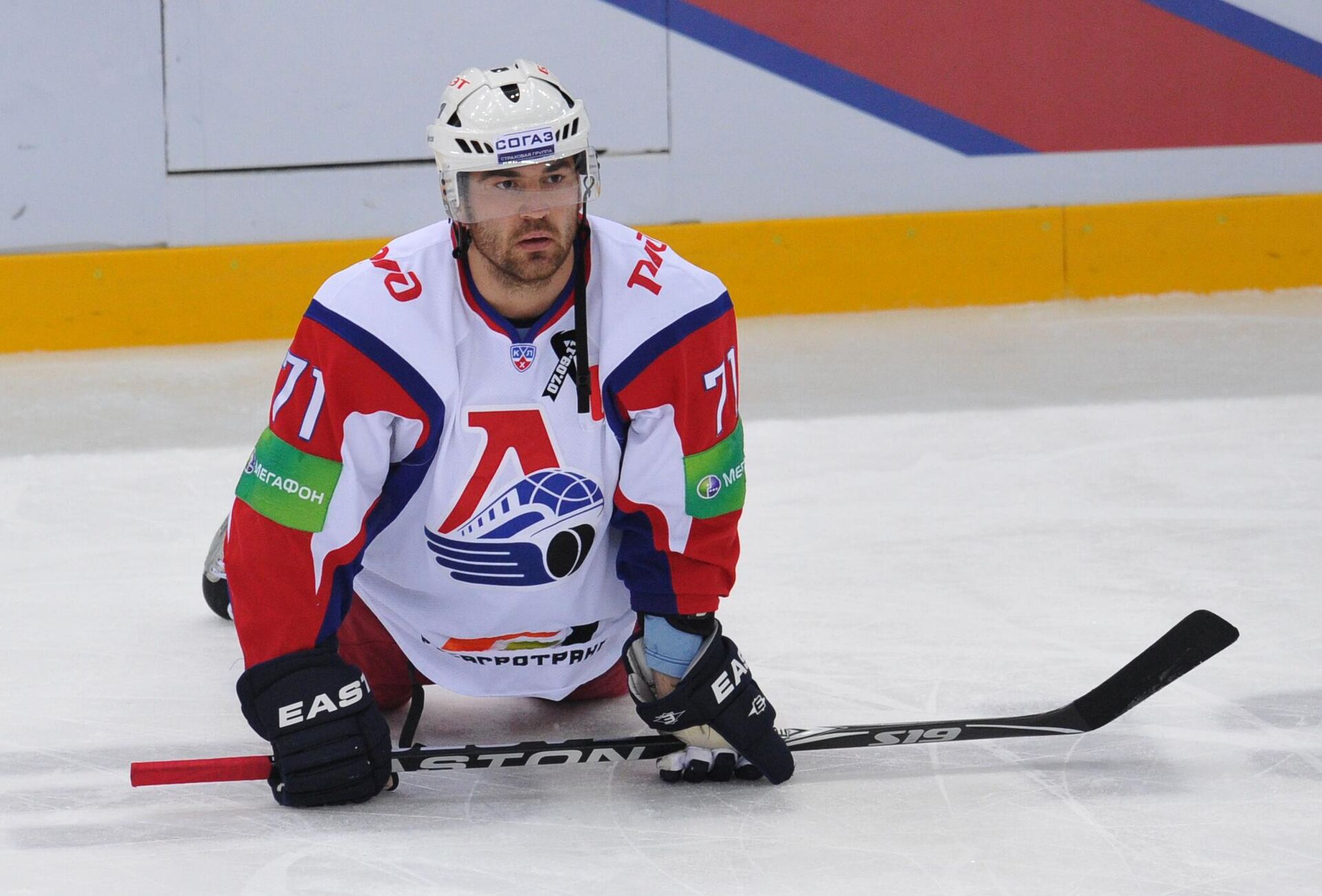 Игрок Локомотива Алексей Калюжный перед началом матча регулярного сезона Континентальной хоккейной лиги - Sputnik Беларусь, 1920, 02.09.2025