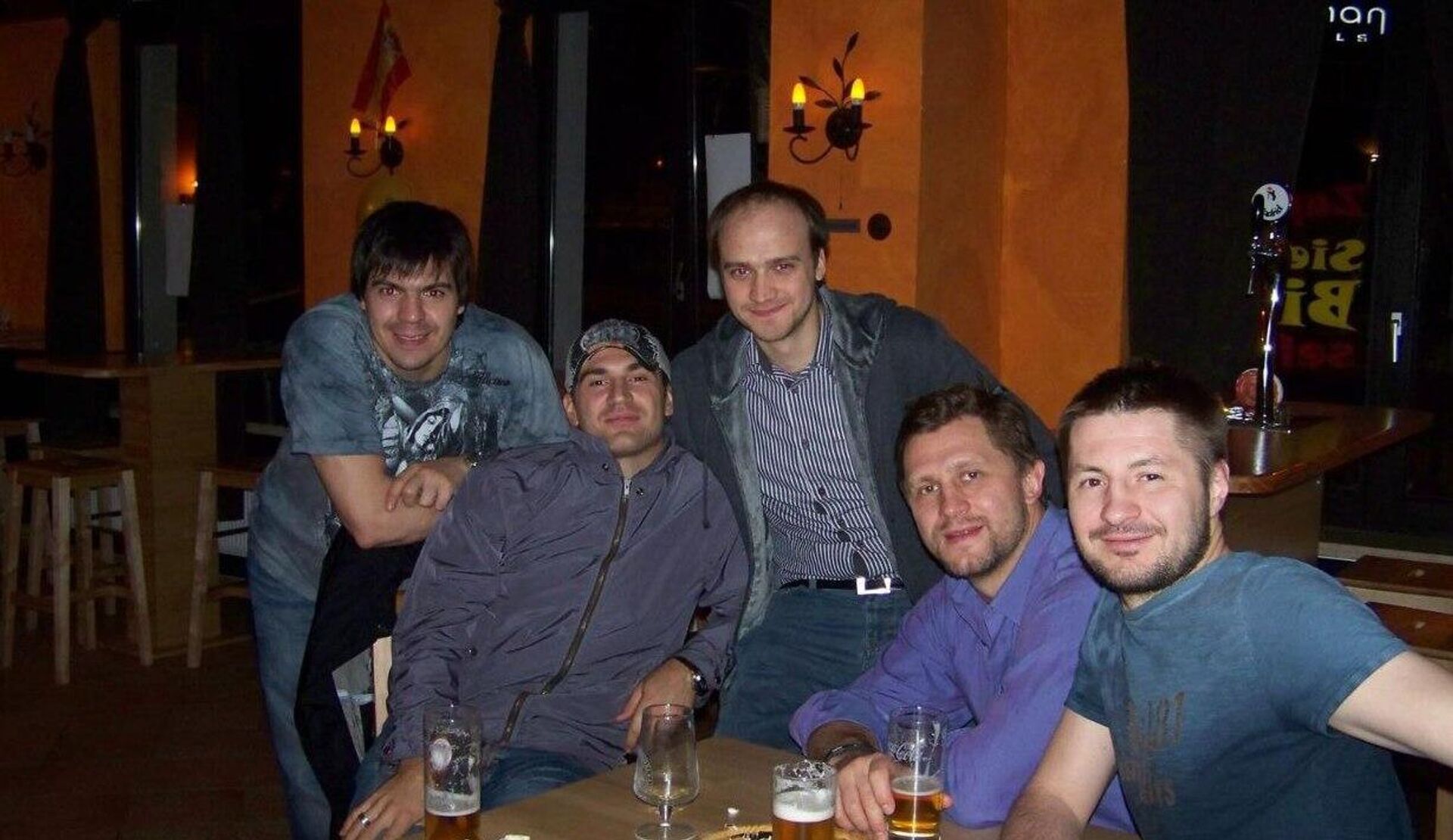 Алексей Калюжный (второй слева) и Руслан Салей (второй справа) в компании друзей - Sputnik Беларусь, 1920, 02.09.2025