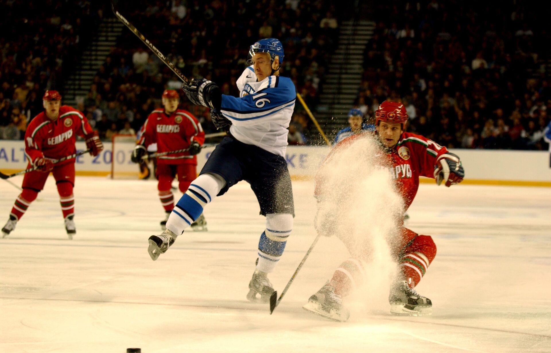 Никлас Хагман из Финляндии и Руслан Салей из Беларуси борются за шайбу, зимние Олимпийские игры в Солт-Лейк-Сити 2002 - Sputnik Беларусь, 1920, 02.09.2025