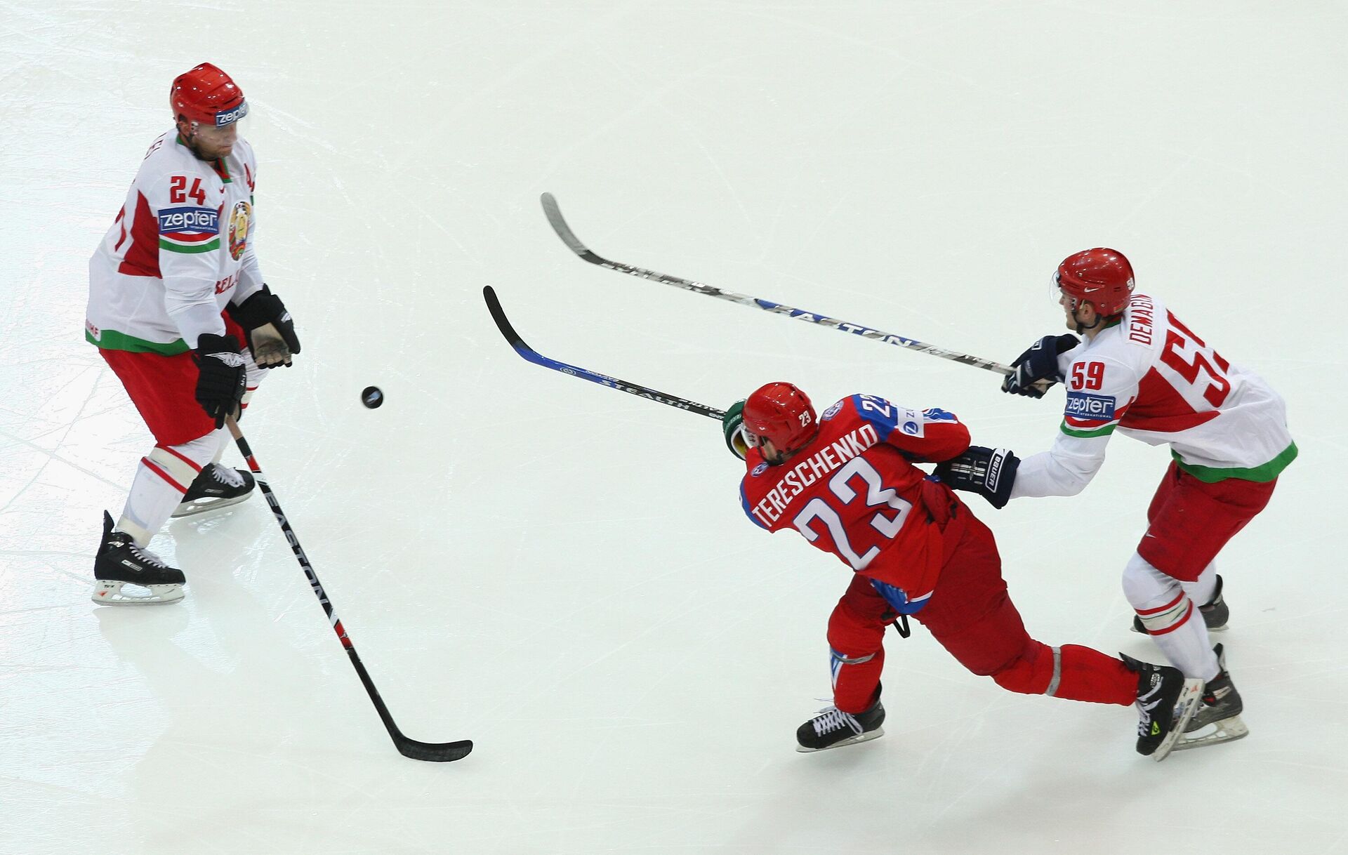 Алексей Терещенко (Россия) противостоит Руслану Салею и Сергею Демагину (оба Беларусь) в четвертьфинальном матче чемпионата мира по хоккею между сборными России и Беларуси 2009 года в Берне, Швейцария - Sputnik Беларусь, 1920, 02.09.2025
