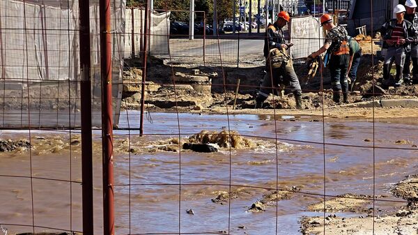 Грязевой гейзер внезапно забил в центре Минска (видео) - Sputnik Беларусь