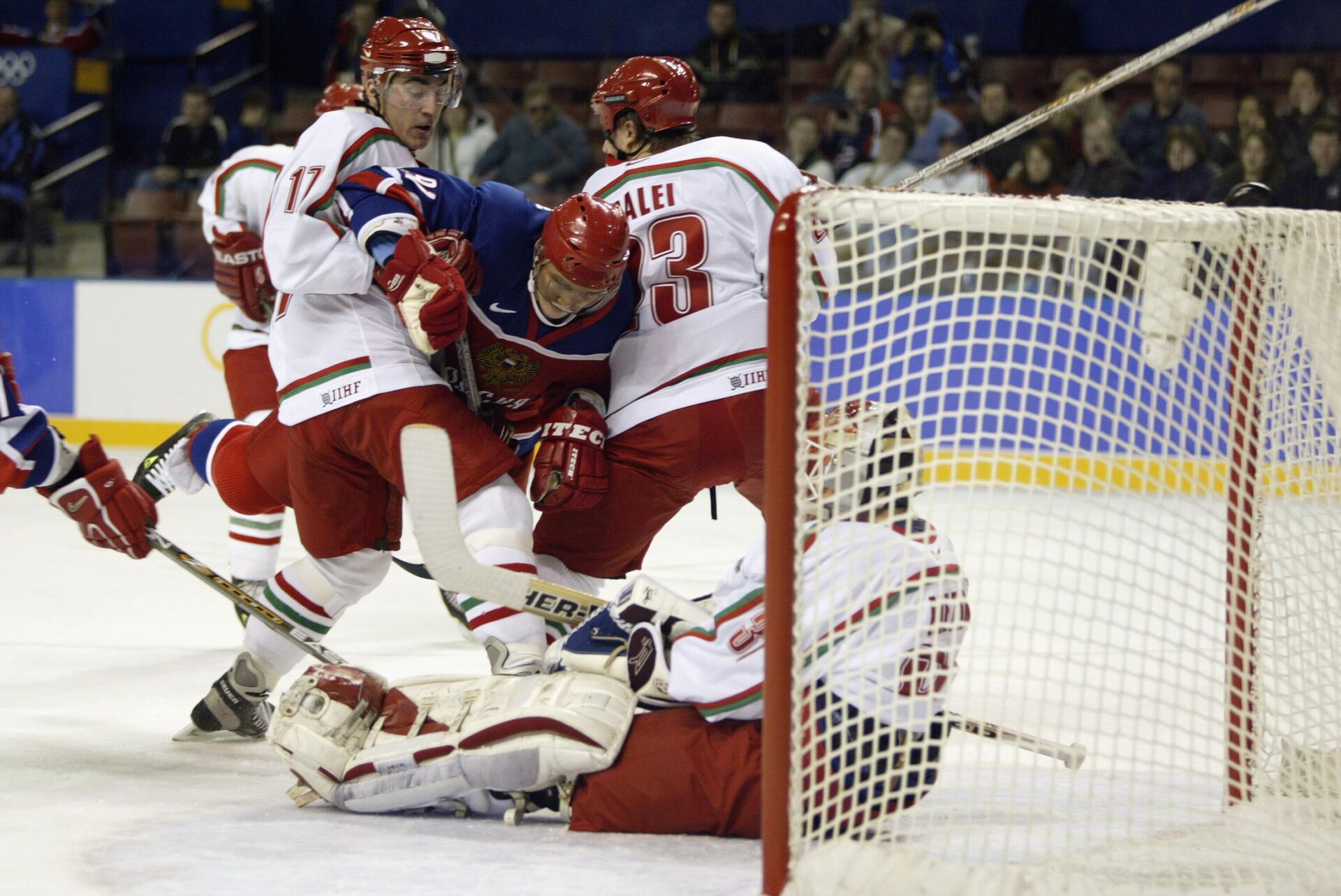 Нападающий Сергей Федоров (№91, Россия) пытается пройти Алексея Калюжного (№17, Беларусь) и Руслана Салея (№23, Беларусь), а вратарь Андрей Мезин (№31, Беларусь) спасает ворота во время зимних Олимпийских игр в Солт-Лейк-Сити 15 февраля 2002 года - Sputnik Беларусь, 1920, 02.09.2025