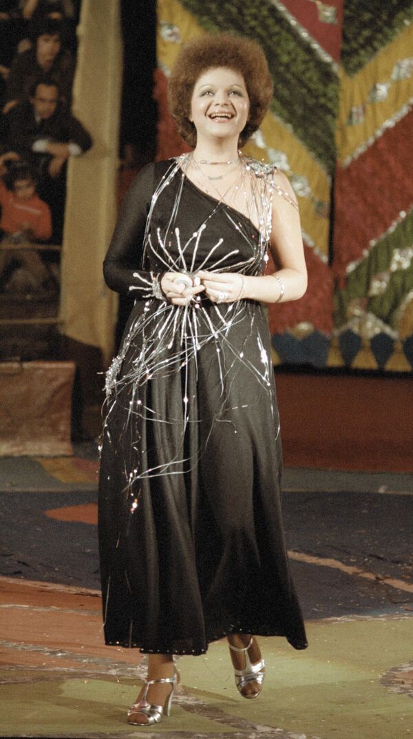 В 1984-м Долина окончила эстрадное отделение Музыкального училища имени Гнесиных в Москве, еще три года спустя – эстрадный факультет по классу вокала Государственного музыкально-педагогического института имени Гнесиных.В 1970-1980-х Долину часто приглашали петь в кино. Ее голос звучит в &quot;Обыкновенном чуде &quot; (женский вокал в композиции &quot;Ах, сударыня, вы верно согласитесь&quot;), &quot;31 июня&quot; (вокал леди Нинет), &quot;Чародеи&quot; (легендарные &quot;Три белых коня&quot;), &quot;Принцесса цирка&quot; (вокал Мари), &quot;Человек с бульвара Капуцинов&quot; (вокал Дианы Литтл) и многих других.На фото: 1 января 1982 года. Лариса Долина принимает участие в эстрадно-цирковом представлении на манеже Московского цирка. - Sputnik Беларусь