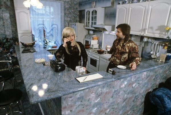 С 1987 по 1998-й певица была замужем за бас-гитаристом Виктором Митязовым.На фото: 3 августа 1994 года. Лариса Долина с мужем Виктором в домашней обстановке. - Sputnik Беларусь