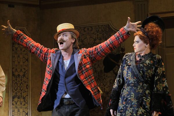 Долина по-прежнему выступает на сцене,  преподает (1 сентября 2016 года вступила в должность завкафедрой эстрадно-джазового пения Московского государственного института культуры), участвует в телешоу и театральных постановках, любит путешествовать.На фото: 13 мая 2010 года. Дмитрий Харатьян и Лариса Долина в сцене из нового мюзикла Максима Дунаевского &quot;Любовь и шпионаж&quot; в московском Театре Российской армии. - Sputnik Беларусь