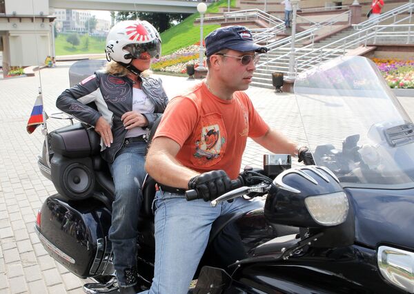 Третий брак Долиной – с бас-гитаристом и продюсером Ильей Спицыным – продлился с 1998-го по 2016 год. На фото: 13 июля 2011 года. Певица Лариса Долина с супругом Ильей Спицыным приехали на репетицию концерта XX Международного фестиваля искусств &quot;Славянский базар&quot; на мотоцикле. - Sputnik Беларусь