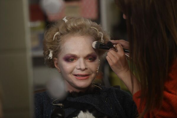 За свою карьеру Лариса Долина четыре раза становилась лауреатом национальной российской музыкальной премии &quot;Овация&quot;: в 1994 году ее признали лучшей солисткой в жанре рок-музыки, в 1996-м  – лучшей исполнительницей популярной музыки, в 1997-м – лучшей солисткой года, в 1998-м альбом &quot;Погода в доме&quot; был признан лучшим альбомом года. Еще у нее пять &quot;Золотых граммофонов&quot;  (1997, 2005, 2020, 2022, 2023).Она удостоена званий заслуженной (1993) и народной (1998) артистки России, награждена орденами Почета (2005) и Дружбы (2018).На фото: 12 марта 2020 года.  Лариса Долина в гримерке перед началом мюзикла &quot;Суини Тодд, маньяк-цирюльник с Флит-стрит&quot; в постановке режиссера Алексея Франдетти в Театре на Таганке. - Sputnik Беларусь