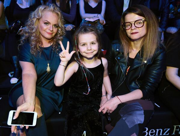 Первым мужем Долиной был джазовый музыкант Анатолий Миончинский, 19 мая 1983 года у пары родилась дочь Ангелина. Причиной развода стал алкоголизм мужа.На фото: 13 марта 2017 года. Лариса Долина, ее внучка Саша и дочь Ангелина (слева направо) на показе одежды в рамках Mercedes-Benz Fashion Week Russia. - Sputnik Беларусь