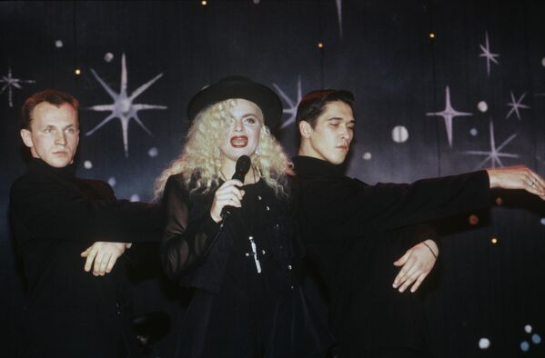 Сольную карьеру начала в 1985 году, впервые выпустив собственную концертную программу &quot;Затяжной прыжок&quot; в качестве режиссера-постановщика.В 1987-1997 годах выпустила еще восемь программ, с которыми объехала всю страну.Самые яркие ее хиты: &quot;Льдинка&quot;, &quot;Половинка&quot;, &quot;Телефонная книжка&quot;, &quot;Прости меня&quot;, &quot;Ресторан&quot;, &quot;До свидания&quot;, &quot;Капкан&quot;, &quot;Тройка&quot;, &quot;В кейптаунском порту...&quot;. Однако главной песней в карьере Ларисы Долиной многие по-прежнему считают &quot;Погоду в доме&quot;. На фото: 30 ноября 1994 года, выступление Ларисы Долиной. - Sputnik Беларусь