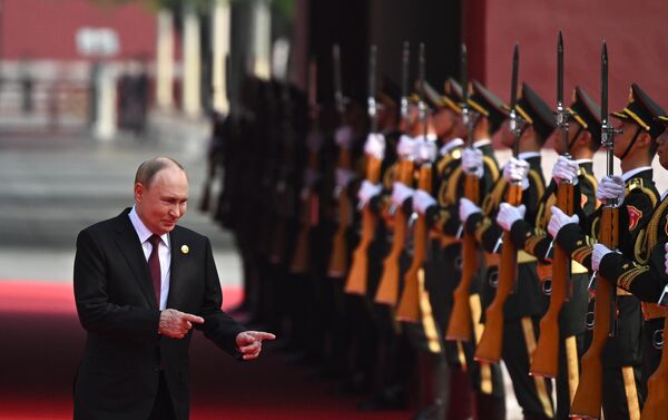 Уладзімір Пуцін, які, як падкрэсліваў кітайскі бок, на гэтых мерапрыемствах выступае ў якасці галоўнага госця, да месца правядзення ўрачыстасцяў прыехаў апошнім (на фота: перад сумесным фатаграфаваннем кіраўнікоў замежных дэлегацый). Уладзімір Пуцін, які, як падкрэсліваў кітайскі бок, на гэтых мерапрыемствах выступае ў якасці галоўнага госця, да месца правядзення ўрачыстасцяў прыехаў апошнім (на фота: перад сумесным фатаграфаваннем кіраўнікоў замежных дэлегацый). - Sputnik Беларусь